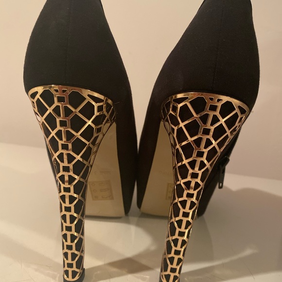 Selling black high heels w a gold patterned heel - Picture 3 of 3